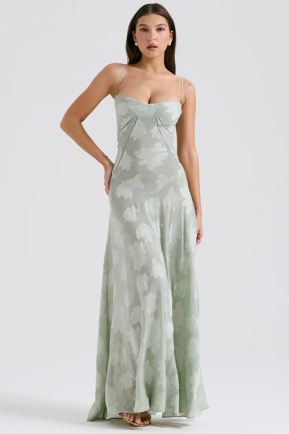 Robe longue femme en tissu léger, dentelle florale délicate, bretelles fines et silhouette fluide pour un look élégant.