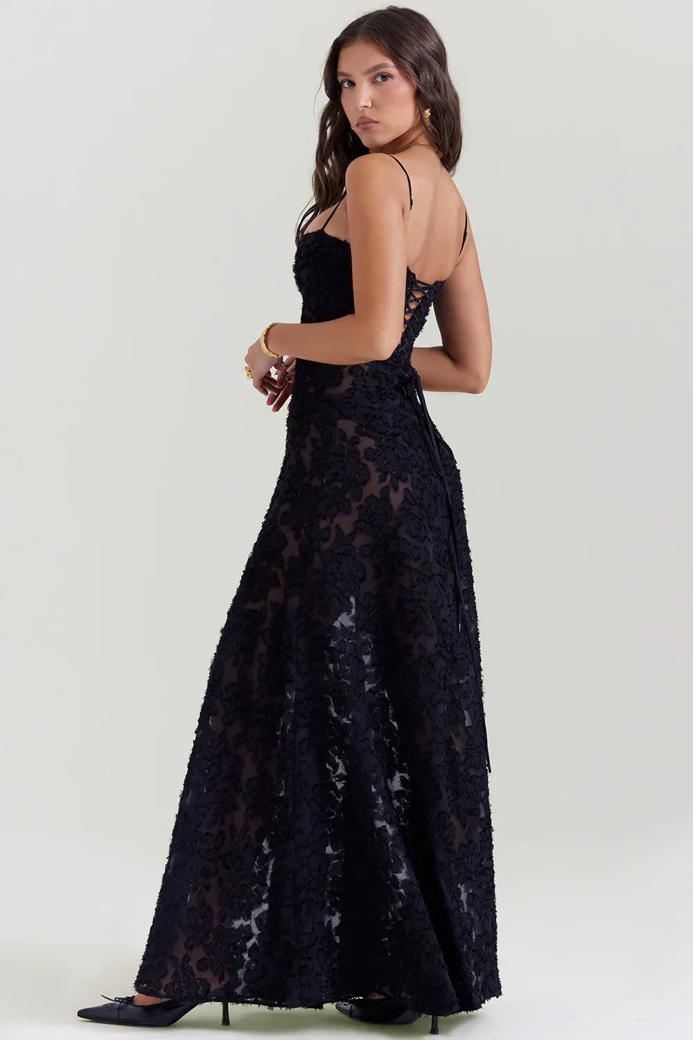 Robe longue femme en tissu léger avec dentelle florale délicate et bretelles fines, idéale pour les occasions estivales.