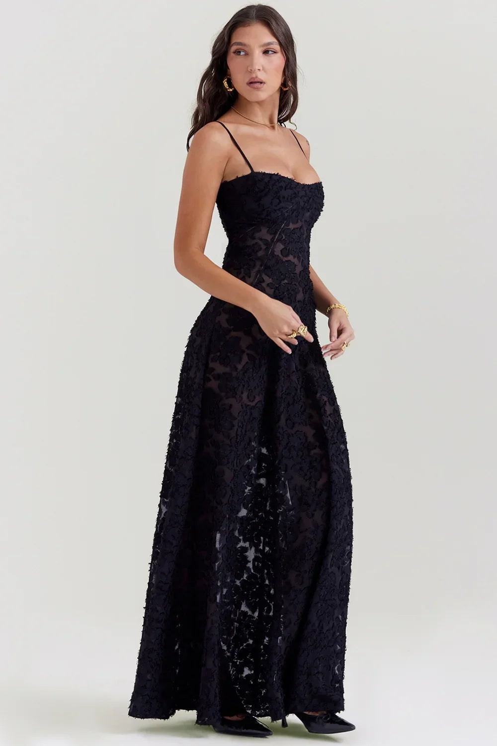 Robe longue en tissu léger, ornée de dentelle florale délicate et dotée de bretelles fines pour un look élégant.