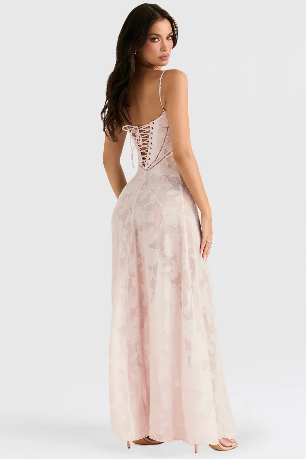 Robe longue en tissu léger avec dentelle florale délicate et bretelles fines, parfaite pour les occasions estivales.
