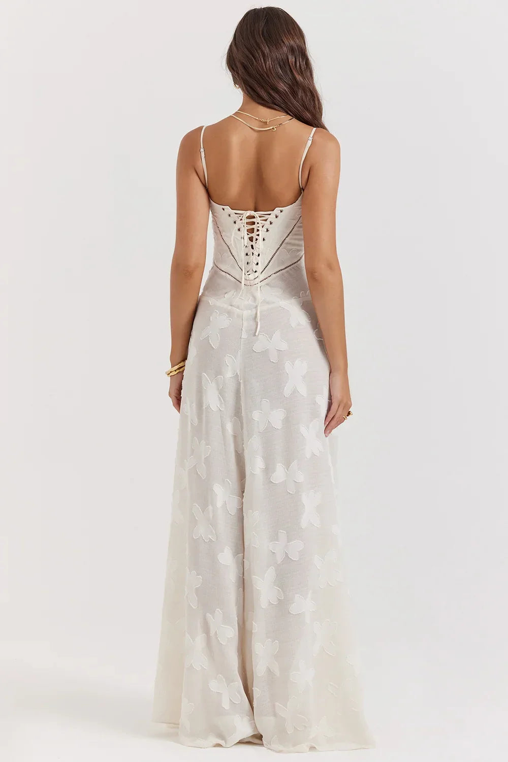 Robe longue en tissu léger, ornée de dentelle florale délicate et de bretelles fines pour un style élégant et féminin.
