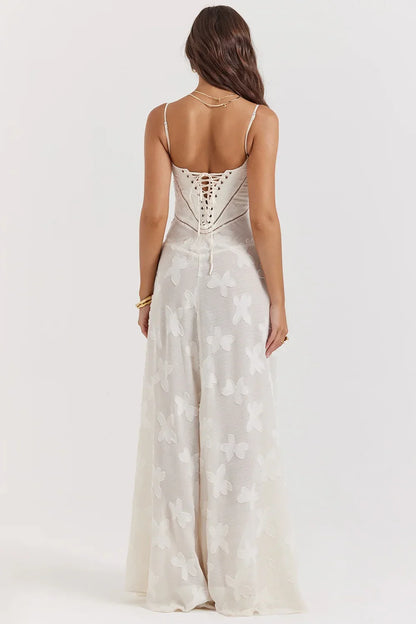 Robe longue en tissu léger, ornée de dentelle florale délicate et de bretelles fines pour un style élégant et féminin.