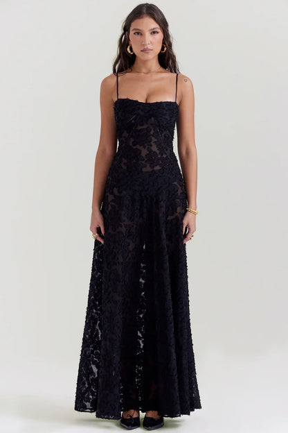 Robe longue en coton léger avec dentelle florale délicate et bretelles fines, parfaite pour les occasions d'été.