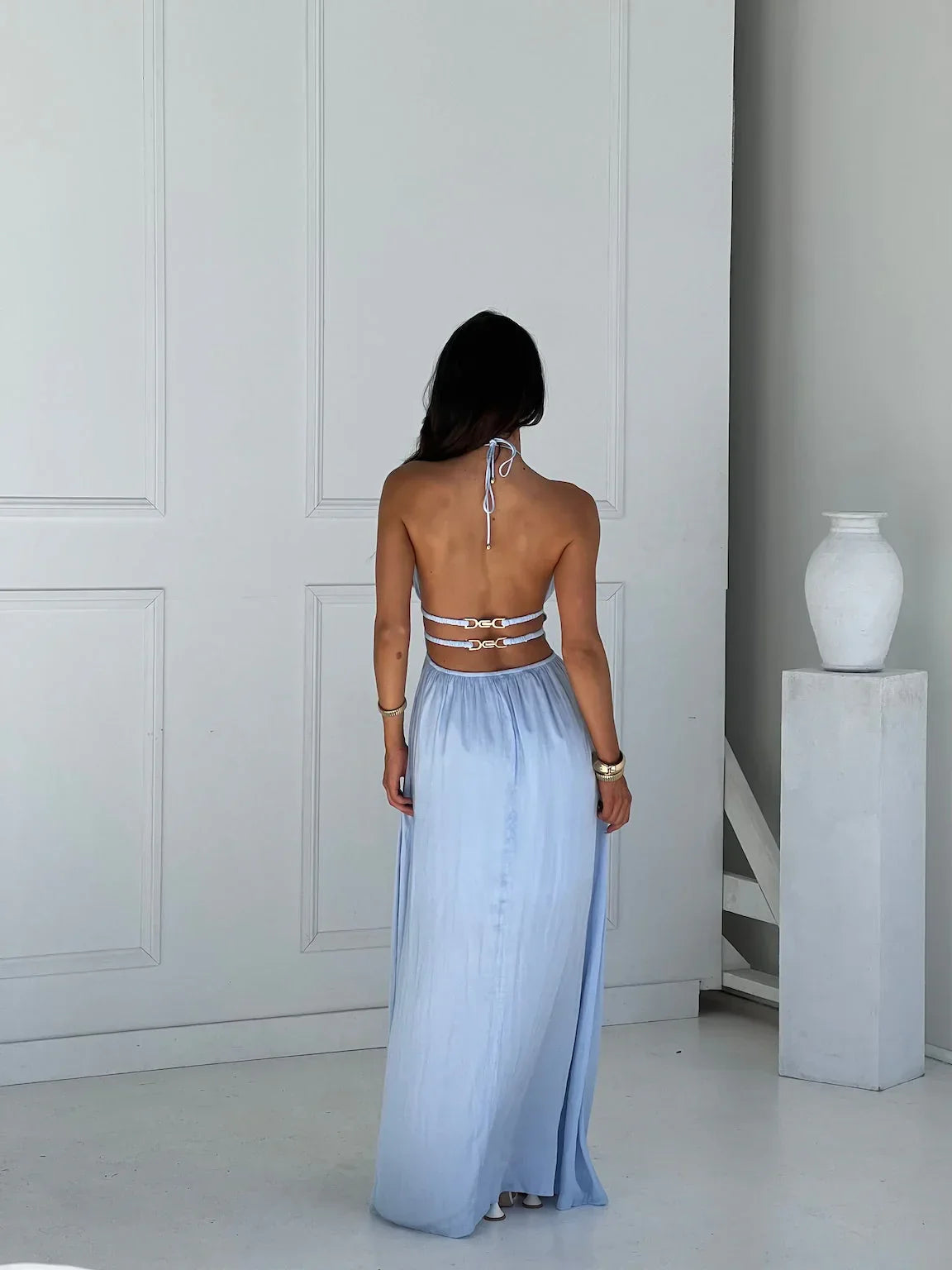 Robe longue femme en tissu léger, dos nu élégant et détails découpés, parfaite pour les soirées d'été.