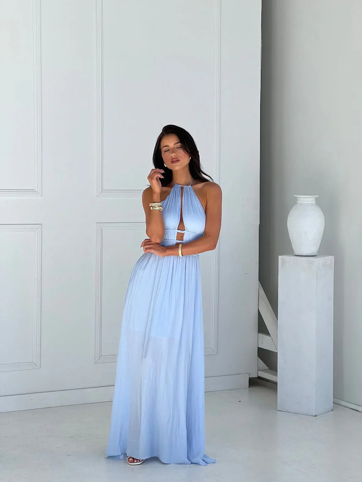Robe longue féminine en chiffon léger, dos nu avec détails découpés, idéale pour les soirées d'été.