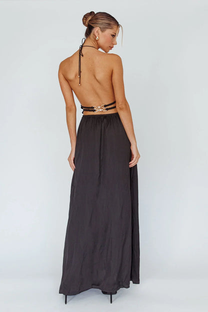 Robe longue pour femme en tissu léger, avec dos nu et détails découpés pour une touche d'élégance moderne.