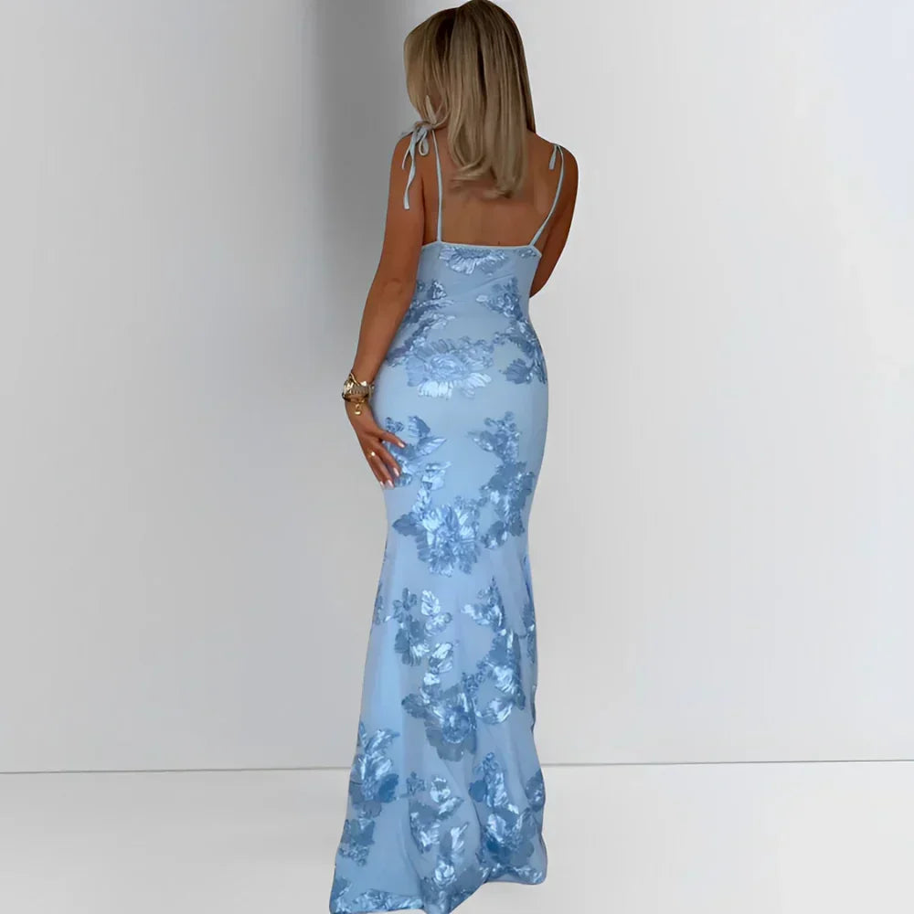 Robe longue à motifs floraux, en tissu léger, avec bretelles fines et coupe fluide pour un look estival.