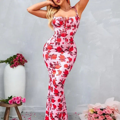 Robe longue rose à motifs floraux, bretelles nouées, en coton léger, idéale pour les journées d'été en plein air.