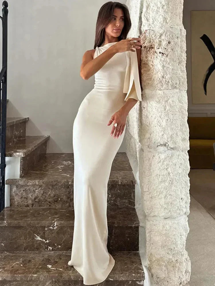 Robe longue femme sans manches en tissu léger, dotée d'un nœud décoratif à la taille pour un style élégant et décontracté.