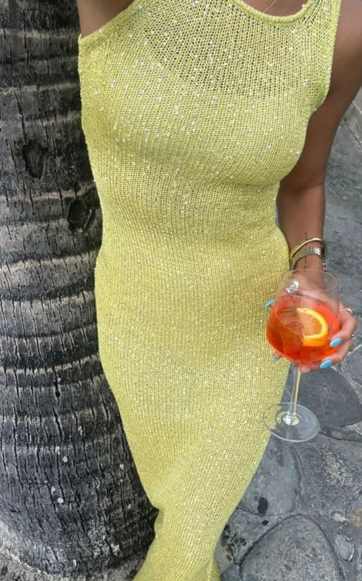 Robe longue femme en tissu satin, ornée de paillettes, col rond et coupe fluide pour un look élégant.