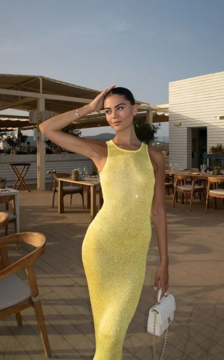 Robe longue femme en tissu fluide, ornée de paillettes, avec un col rond et des manches courtes pour un look élégant.