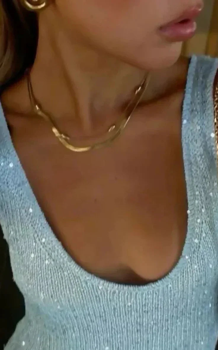 Robe longue pour femme, en matière légère, ornée de paillettes, avec un élégant col rond et une coupe fluide.