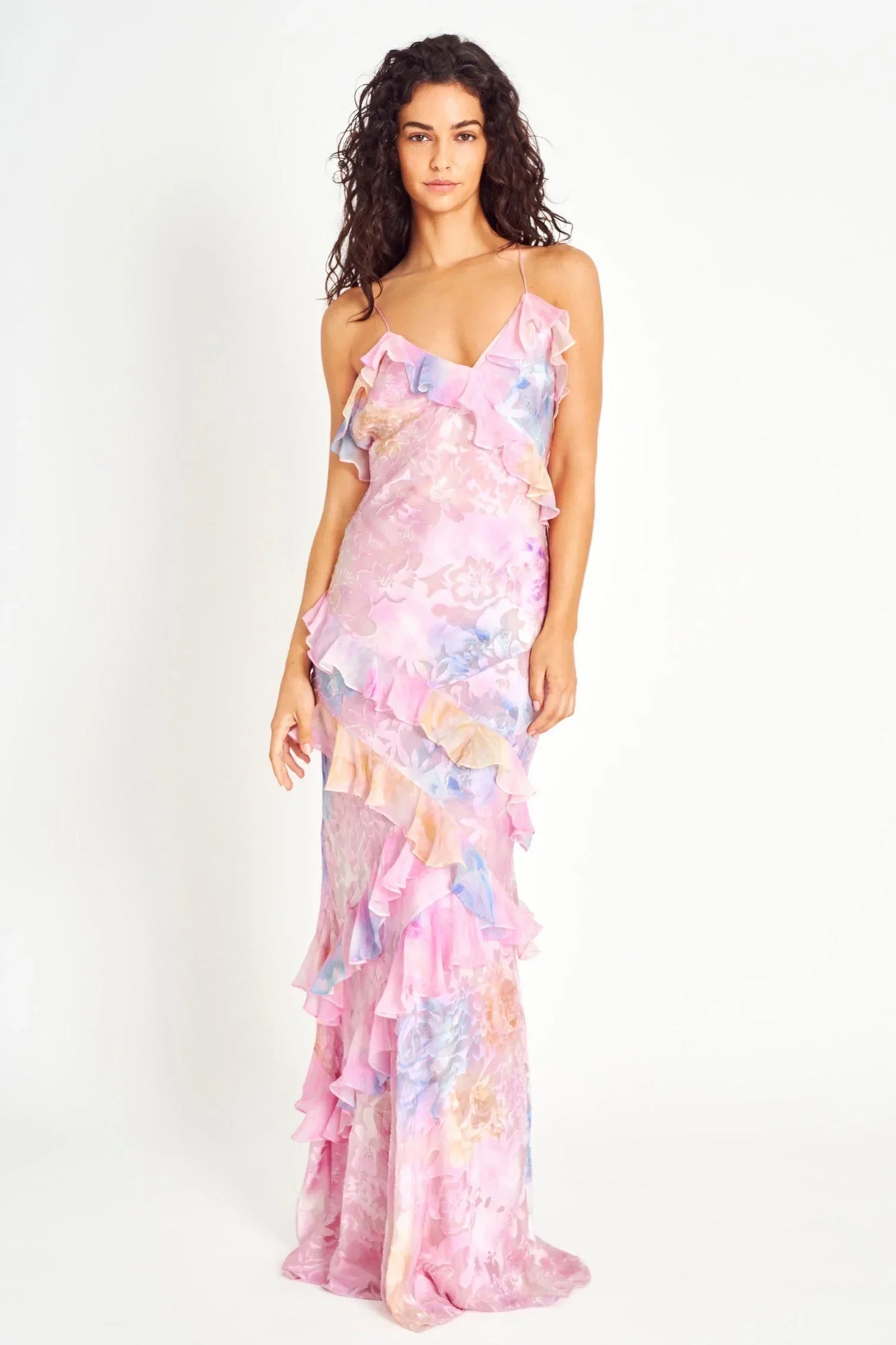 Robe longue pour femme à volants asymétriques, en tissu léger avec bretelles fines, idéale pour les occasions estivales.