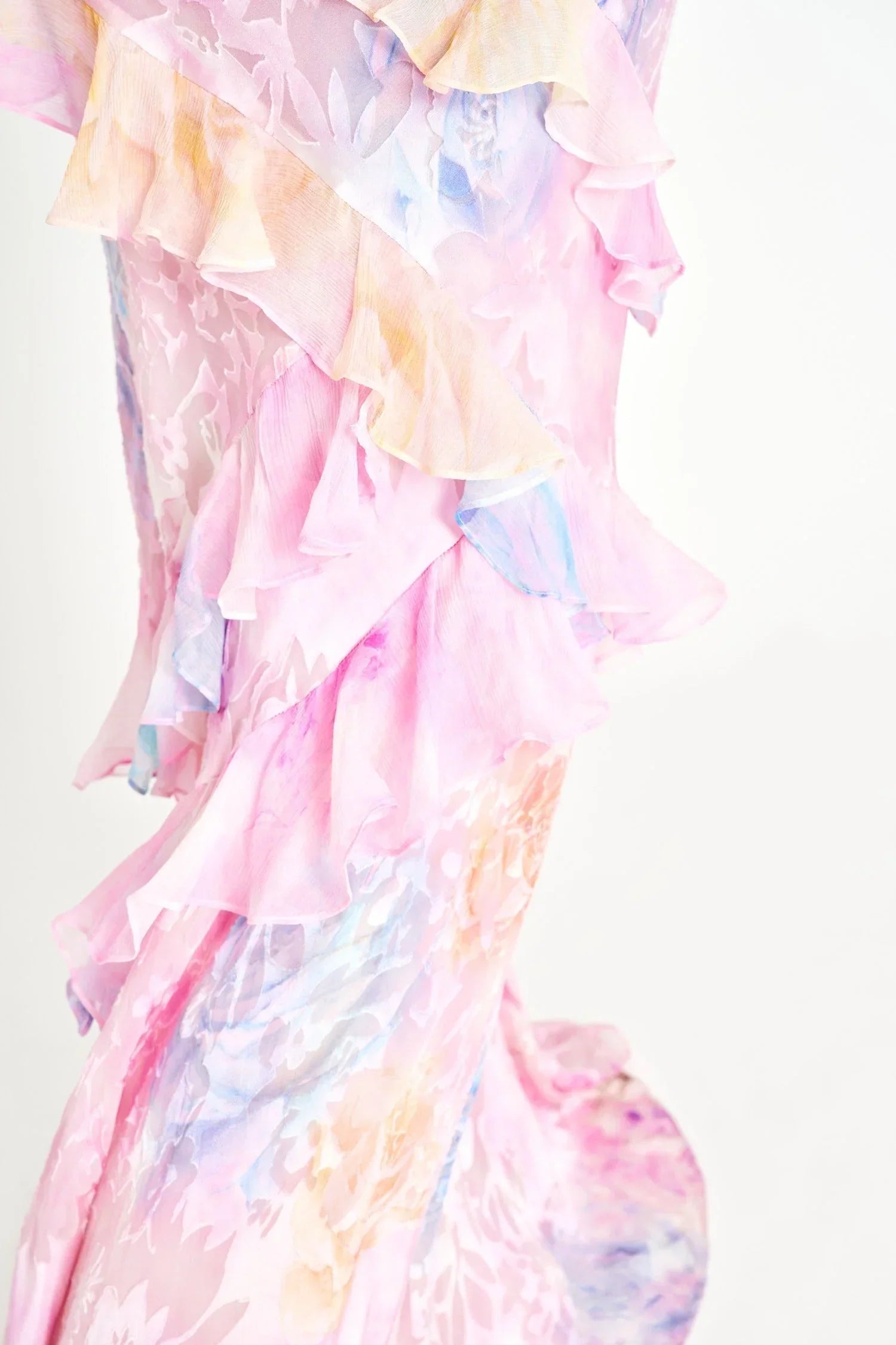Robe longue femme en chiffon léger, volants asymétriques et bretelles fines pour un look élégant et fluide.