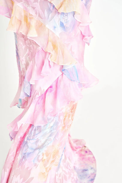 Robe longue femme en chiffon léger, volants asymétriques et bretelles fines pour un look élégant et fluide.