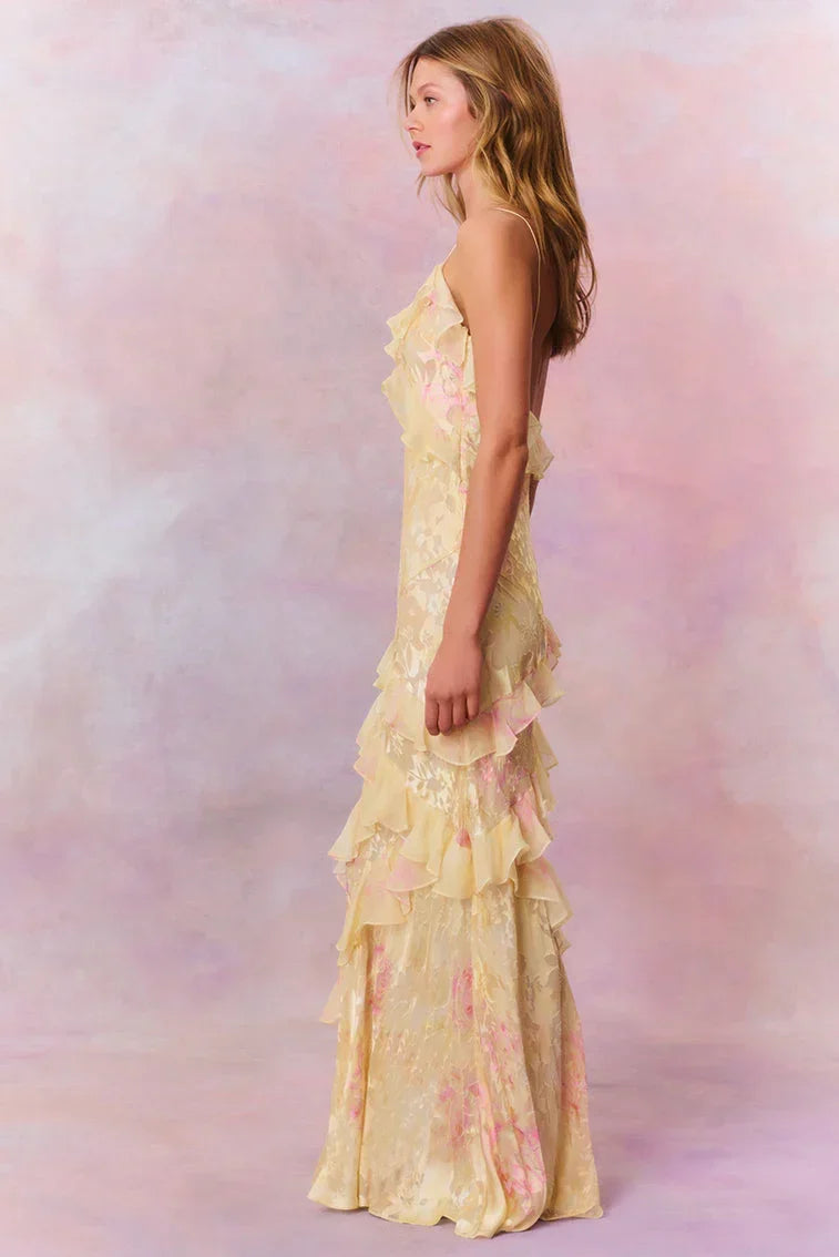 Robe longue en tissu léger avec volants asymétriques et bretelles fines, parfaite pour les occasions décontractées.