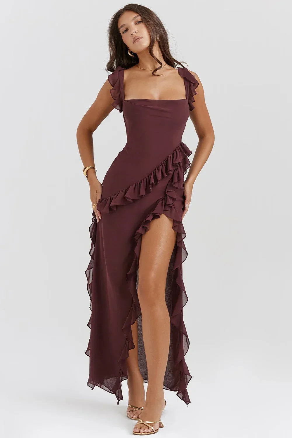 Robe longue femme en tissu léger, avec volants délicats et bretelles ajustables, idéale pour les journées d'été.