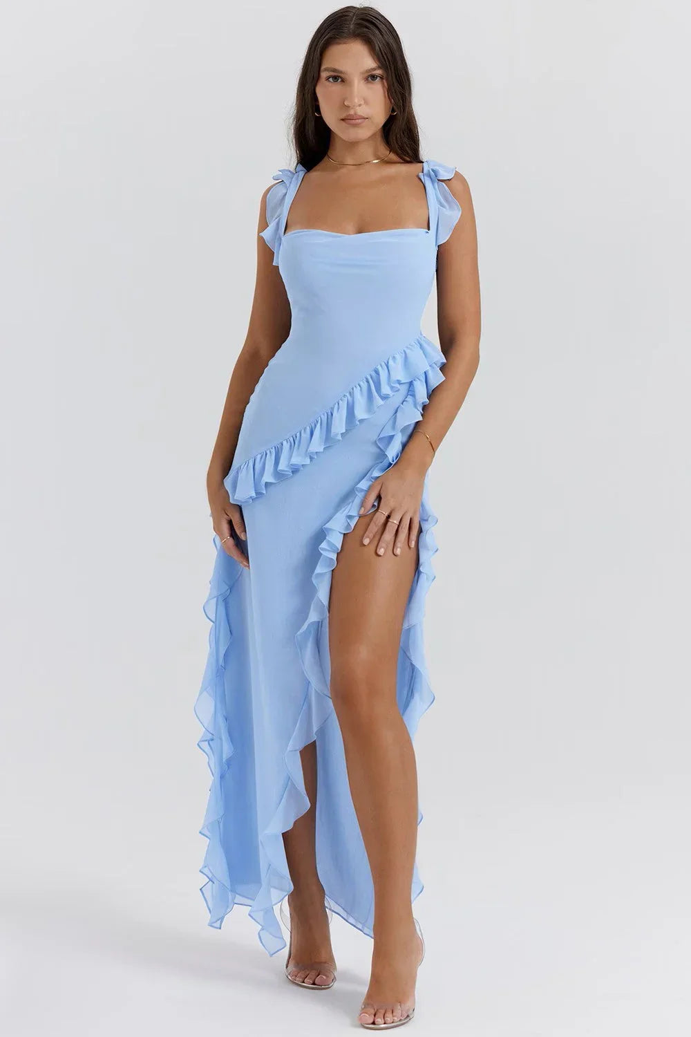 Robe longue femme en tissu léger, avec volants délicats et bretelles ajustables pour un style décontracté.
