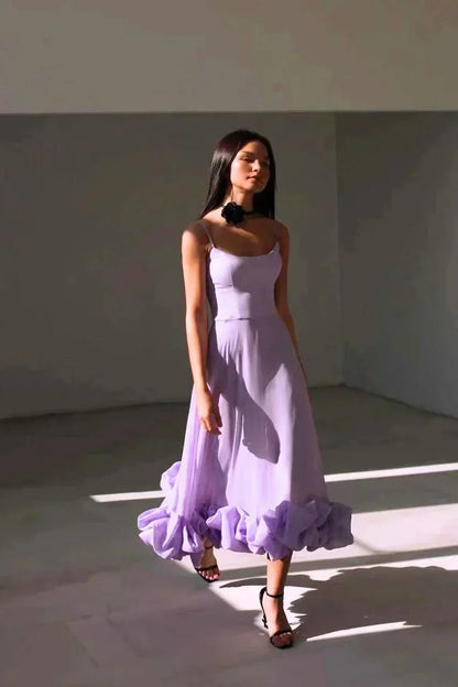 Robe longue femme en tissu léger, volants à l'ourlet, fines bretelles et coupe fluide pour un look élégant.