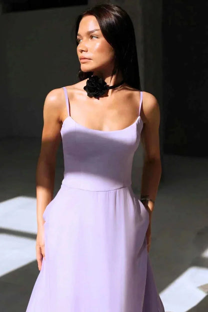 Robe longue en tissu léger, avec volants à l'ourlet et fines bretelles, idéale pour un look élégant et décontracté.