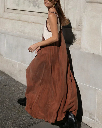Robe longue femme bicolore, col en V, sans manches, en tissu léger, parfaite pour les journées estivales.