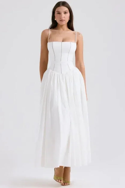 Robe longue blanche pour femme, en coton léger, avec motifs floraux colorés, manches courtes et taille élastique.