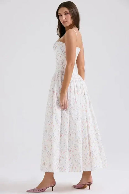 Robe longue blanche en coton léger avec motifs floraux colorés, parfaite pour les journées ensoleillées et les occasions…