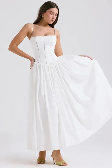 Robe longue blanche pour femme en coton, ornée de motifs floraux colorés, idéale pour les journées estivales.