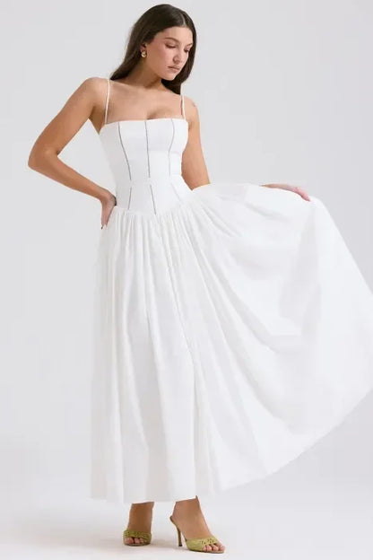 Robe longue blanche pour femme en coton, ornée de motifs floraux colorés, idéale pour les journées estivales.
