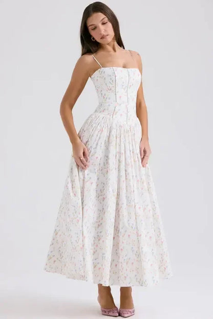 Robe longue blanche en tissu léger avec motifs floraux colorés, manches courtes et décolleté en V. Idéale pour les journées…