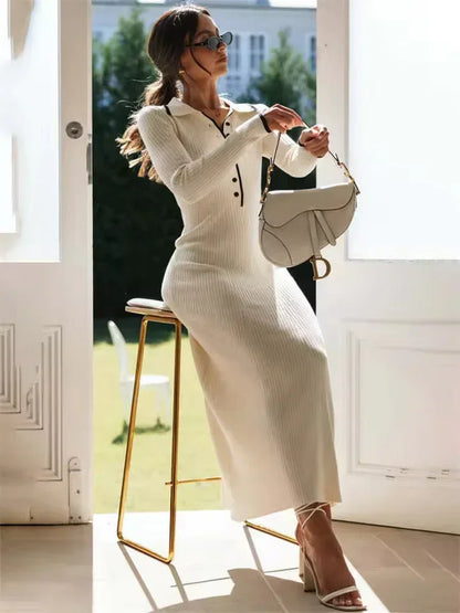 Robe longue blanche pour femme, en coton léger, avec des boutons décoratifs et manches longues pour un style élégant.