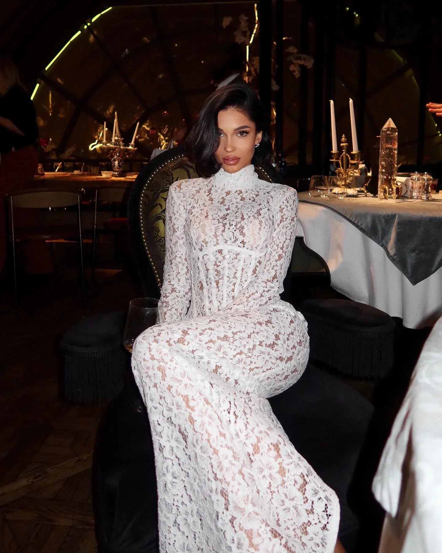 Robe longue blanche en dentelle pour femme, à manches courtes et au design floral, idéale pour des occasions spéciales.