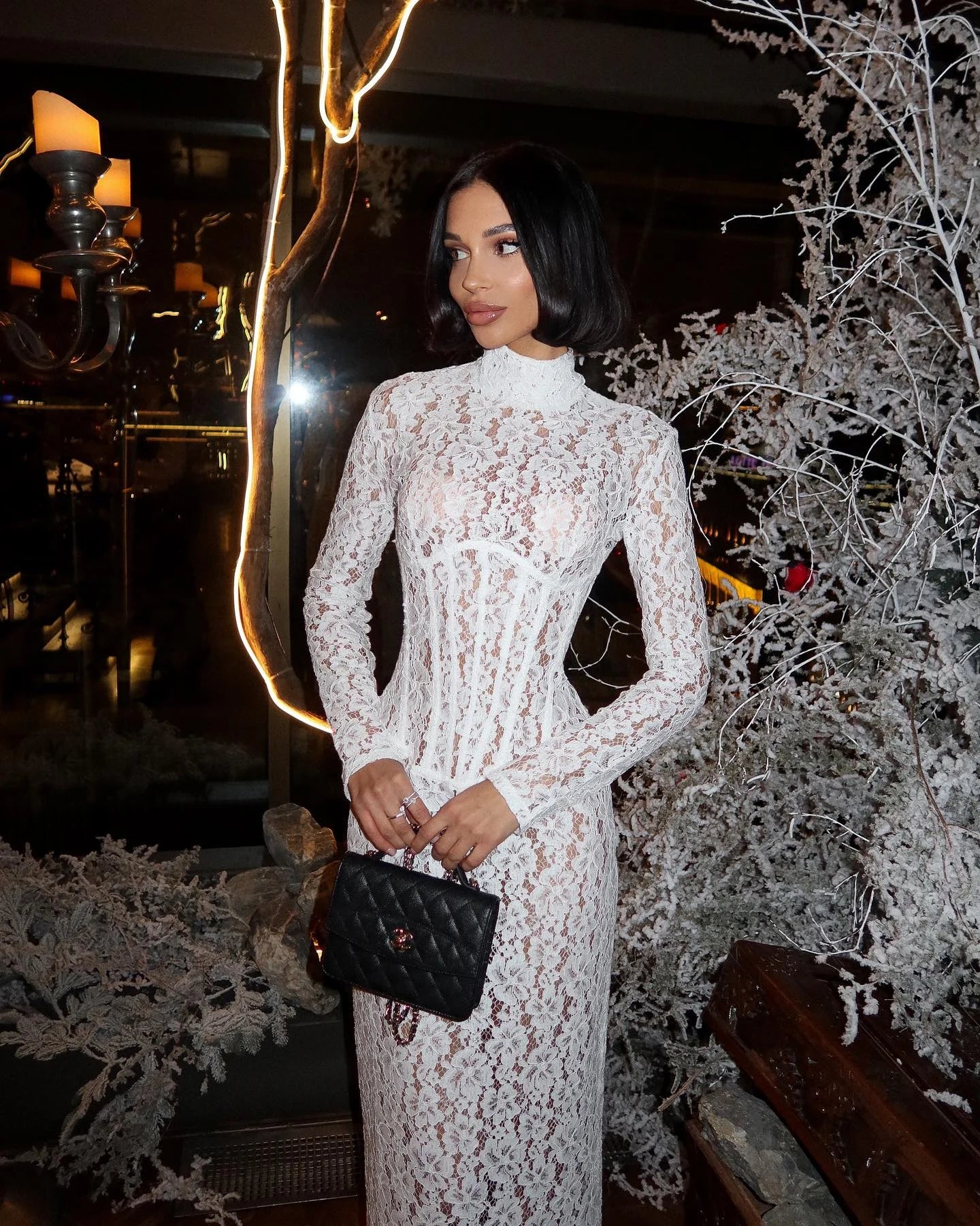 Robe longue femme blanche en dentelle, avec manches courtes et détails en crochet, idéale pour les occasions spéciales.