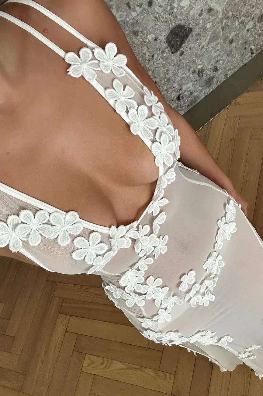 Robe longue blanche pour femme avec motifs floraux, en tissu léger, à manches courtes et taille ajustée.