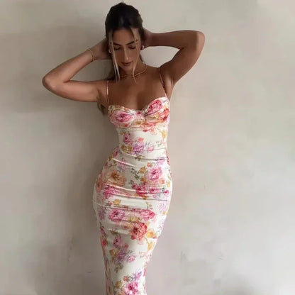 Robe longue blanche à fleurs, fines bretelles, en coton léger, idéale pour les journées d'été.