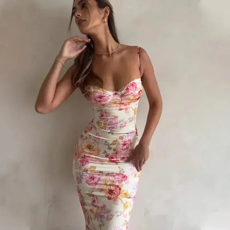 Robe longue blanche à fleurs avec fines bretelles, en tissu léger pour un confort optimal lors des journées d'été.