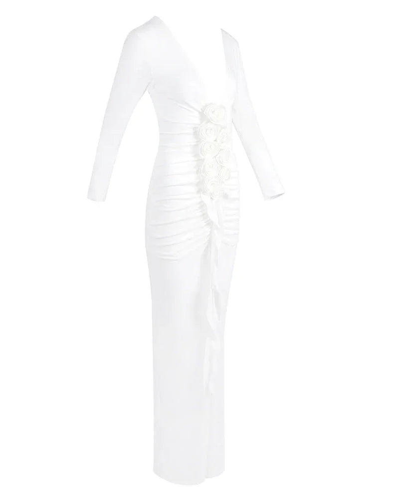 Robe longue blanche pour femme, manches longues, en coton léger, avec une coupe fluide et un décolleté en V.
