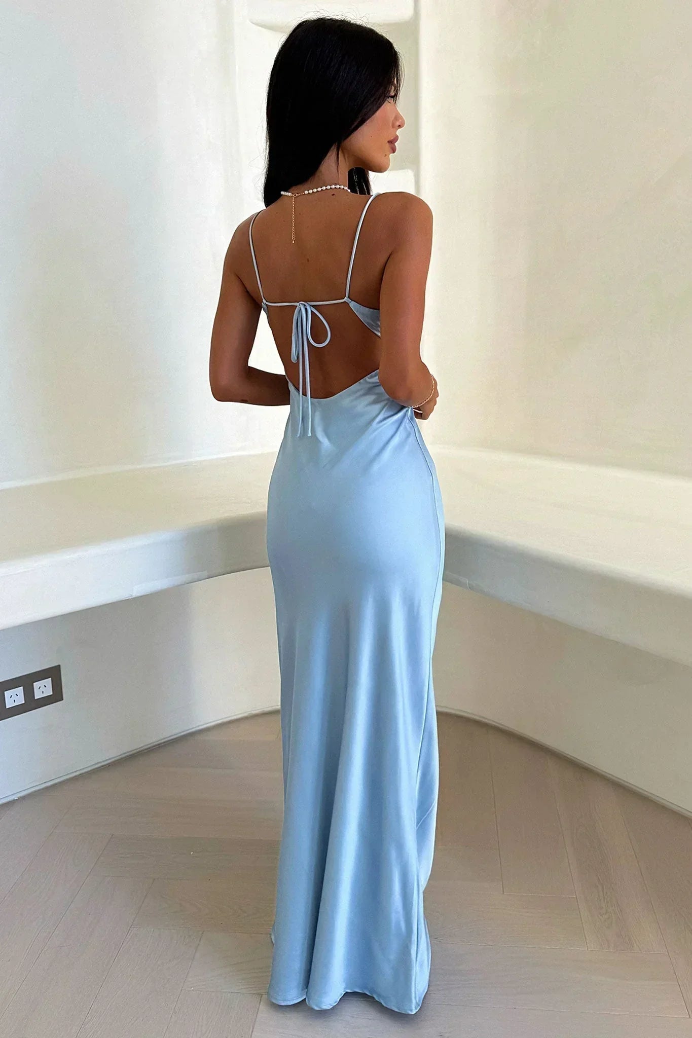 Robe longue femme bleu clair à bretelles, en coton léger, avec un décolleté en V et une coupe fluide pour un confort optimal.