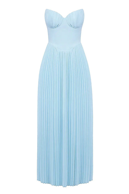 Robe longue bleu clair pour femme, bustier plissé, en tissu léger, idéale pour les journées d'été.