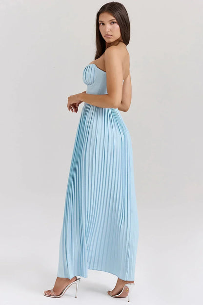 Robe longue femme bleu clair, en tissu léger, avec bustier plissé et jupe fluide, idéale pour les occasions estivales.