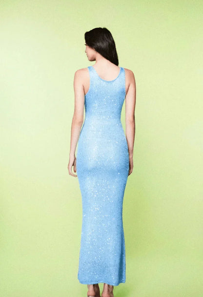 Robe longue sans manches en tissu léger bleu glacé, silhouette ajustée avec des découpes élégantes.