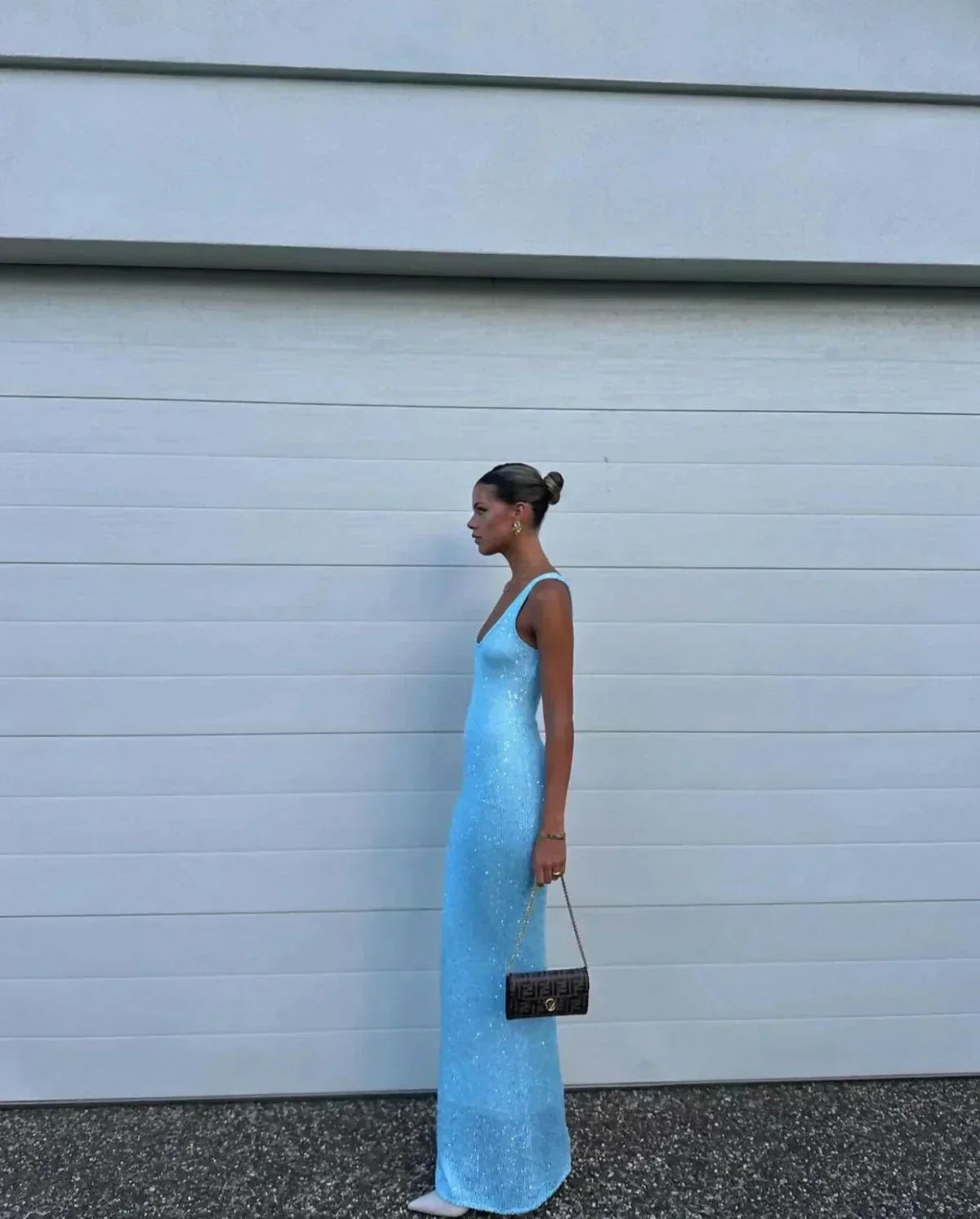 Robe longue bleu glacé sans manches, en tissu léger, ajustée à la taille avec une jupe fluide. Idéale pour l'été.