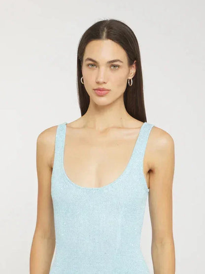 Robe longue femme bleu glacé sans manches, en tissu léger, coupe ajustée, idéale pour les occasions estivales.