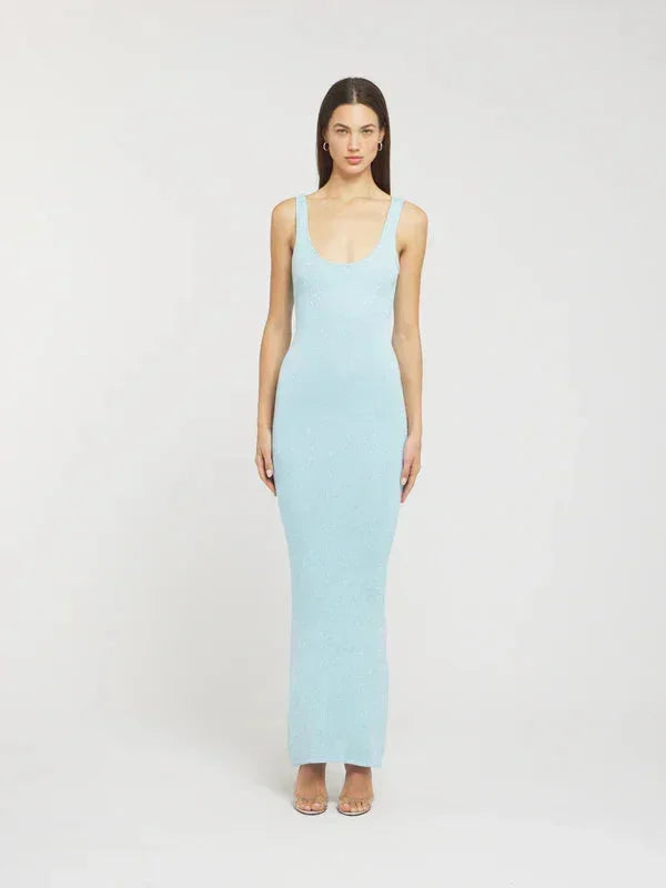 Robe longue femme bleu glacé, sans manches, ajustée, en tissu léger, parfaite pour les occasions estivales.