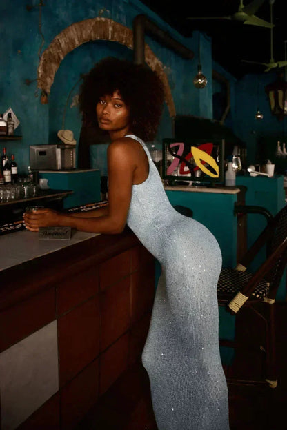 Robe longue sans manches en bleu glacé, tissu léger, coupe ajustée, parfaite pour les journées d'été.