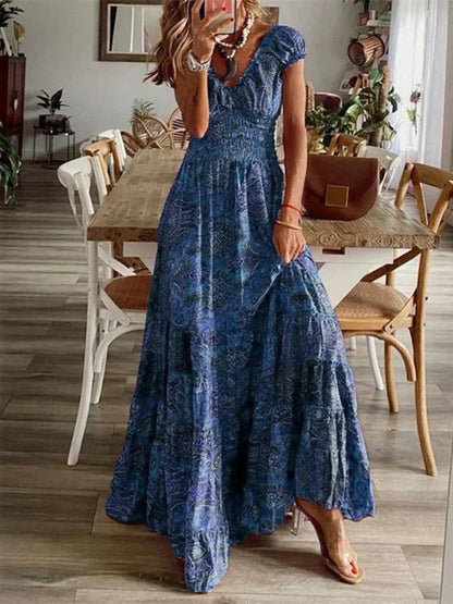 Robe longue bleu femme bohème en coton, avec volants délicats et col en V, idéale pour les journées estivales.