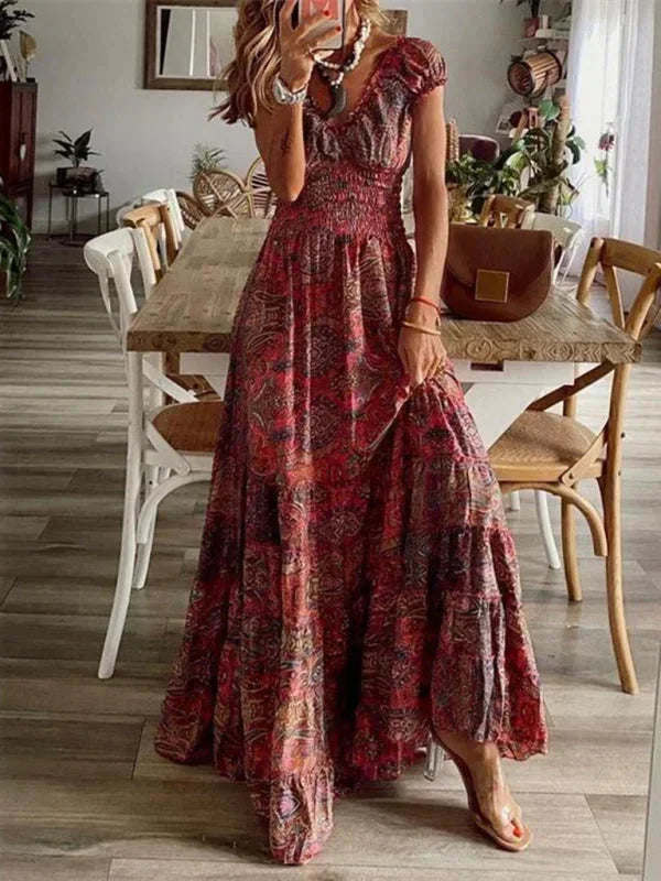 Robe longue rouge en tissu léger, avec volants fluides et col en V, parfaite pour une allure bohème.