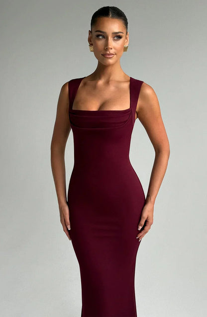 Robe longue bordeaux sans manches, en tissu léger, avec un design fluide et une coupe flatteuse pour un look élégant.