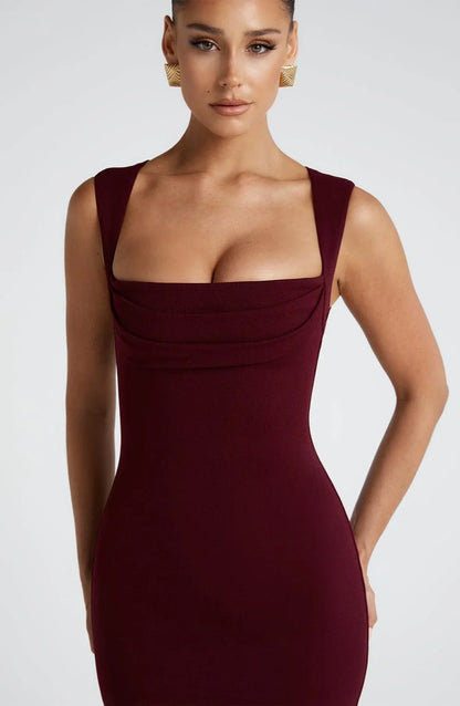 Robe longue bordeaux sans manches en tissu léger, à coupe fluide avec un décolleté en V et une taille cintrée.