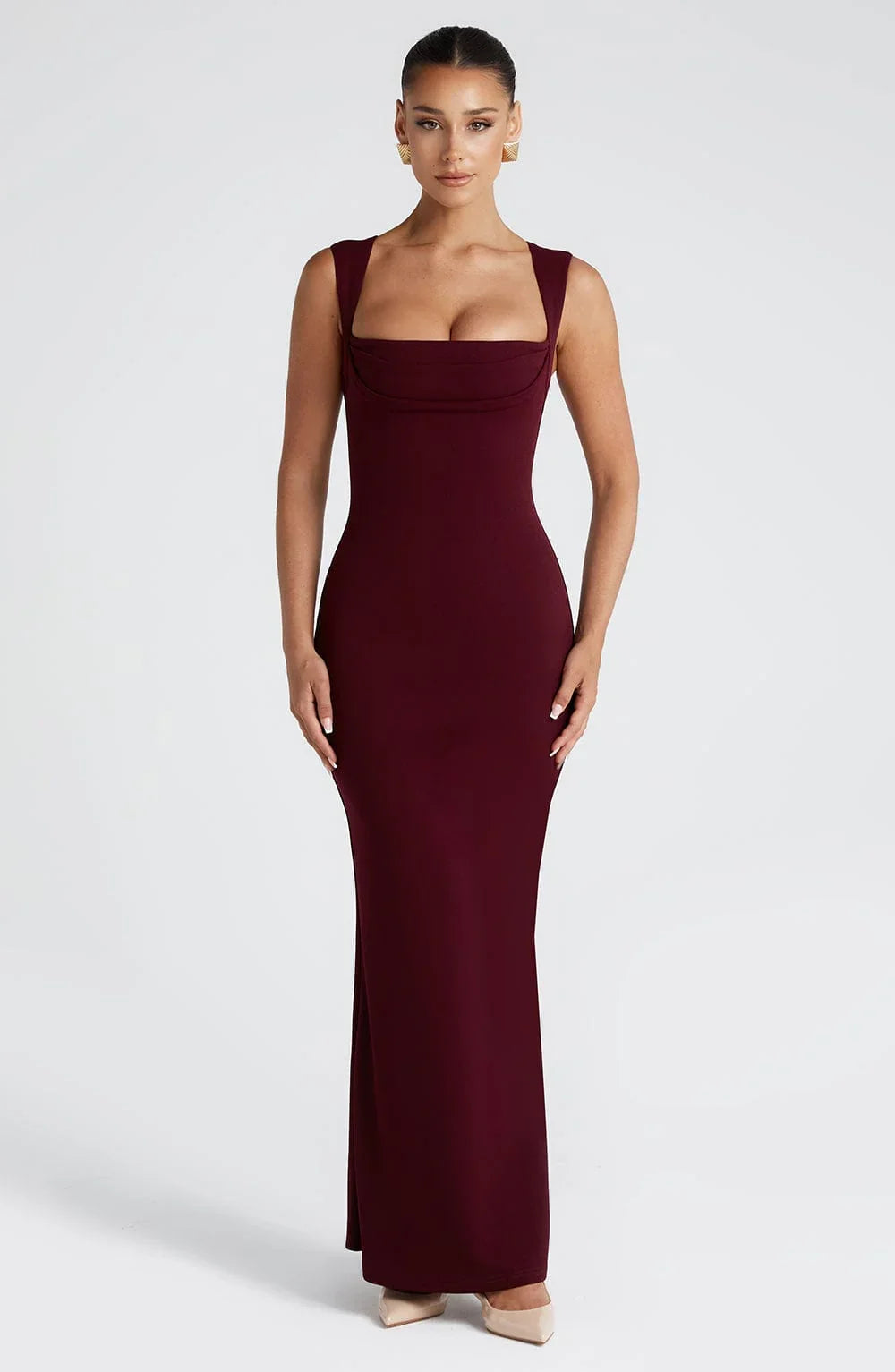 Robe longue bordeaux sans manches en tissu léger, élégante avec un décolleté en V et une coupe fluide.